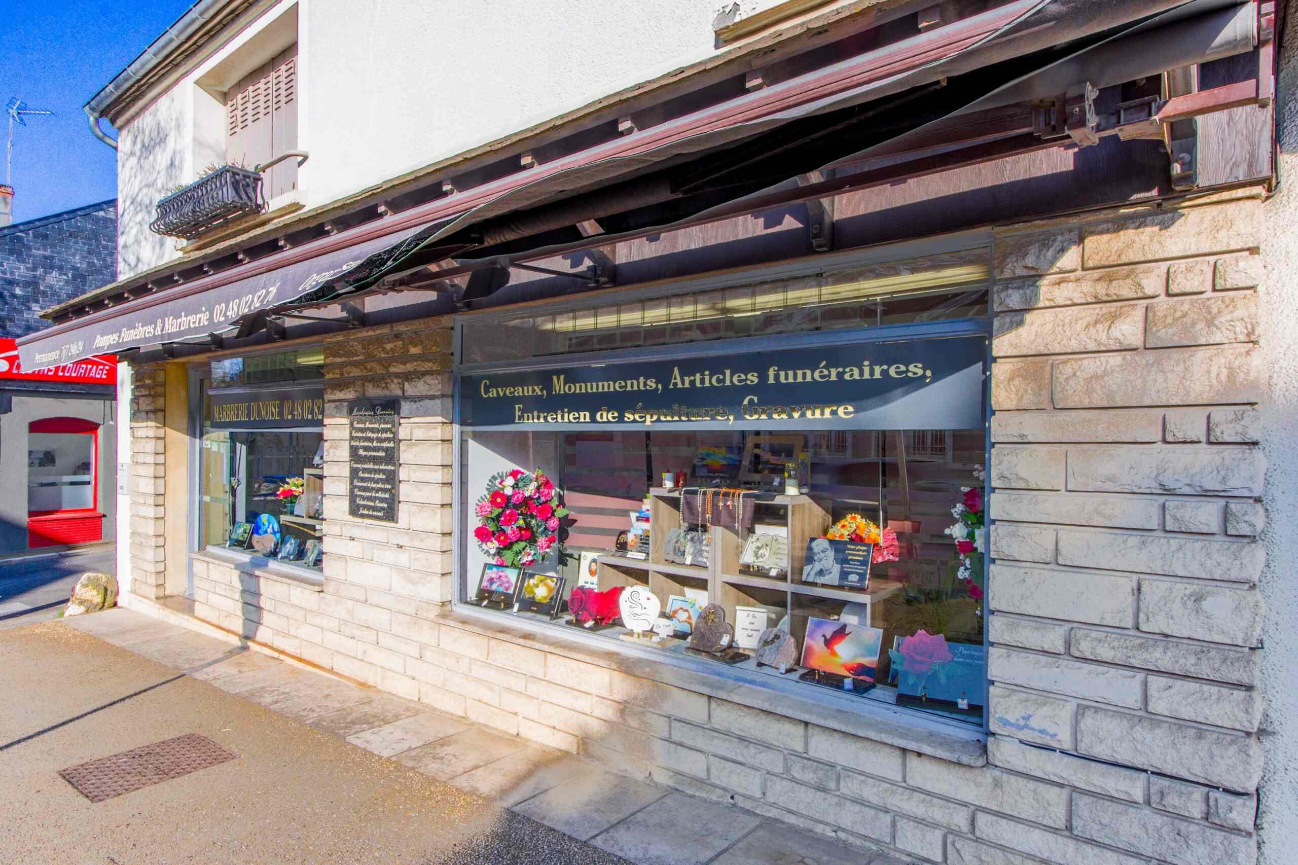 fleurs dans un vase dans un cimetiere