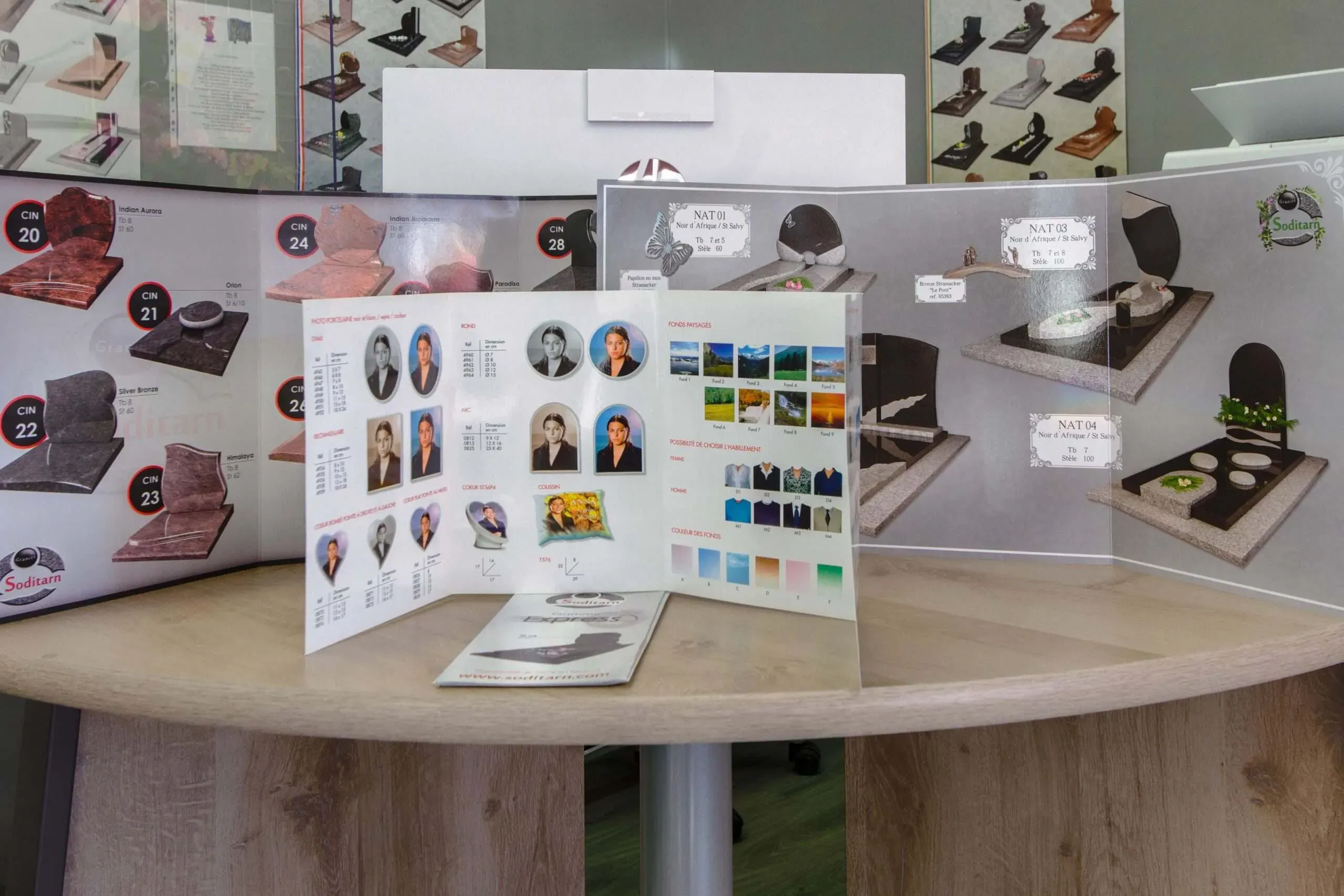 Présentation de catalogues et brochures de monuments funéraires Soditarn au bureau.