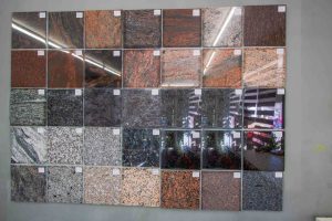 fleurs dans un vase dans un cimetiere