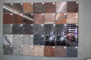 Exposition de plaques de granit : un large choix de marbrerie funéraire.