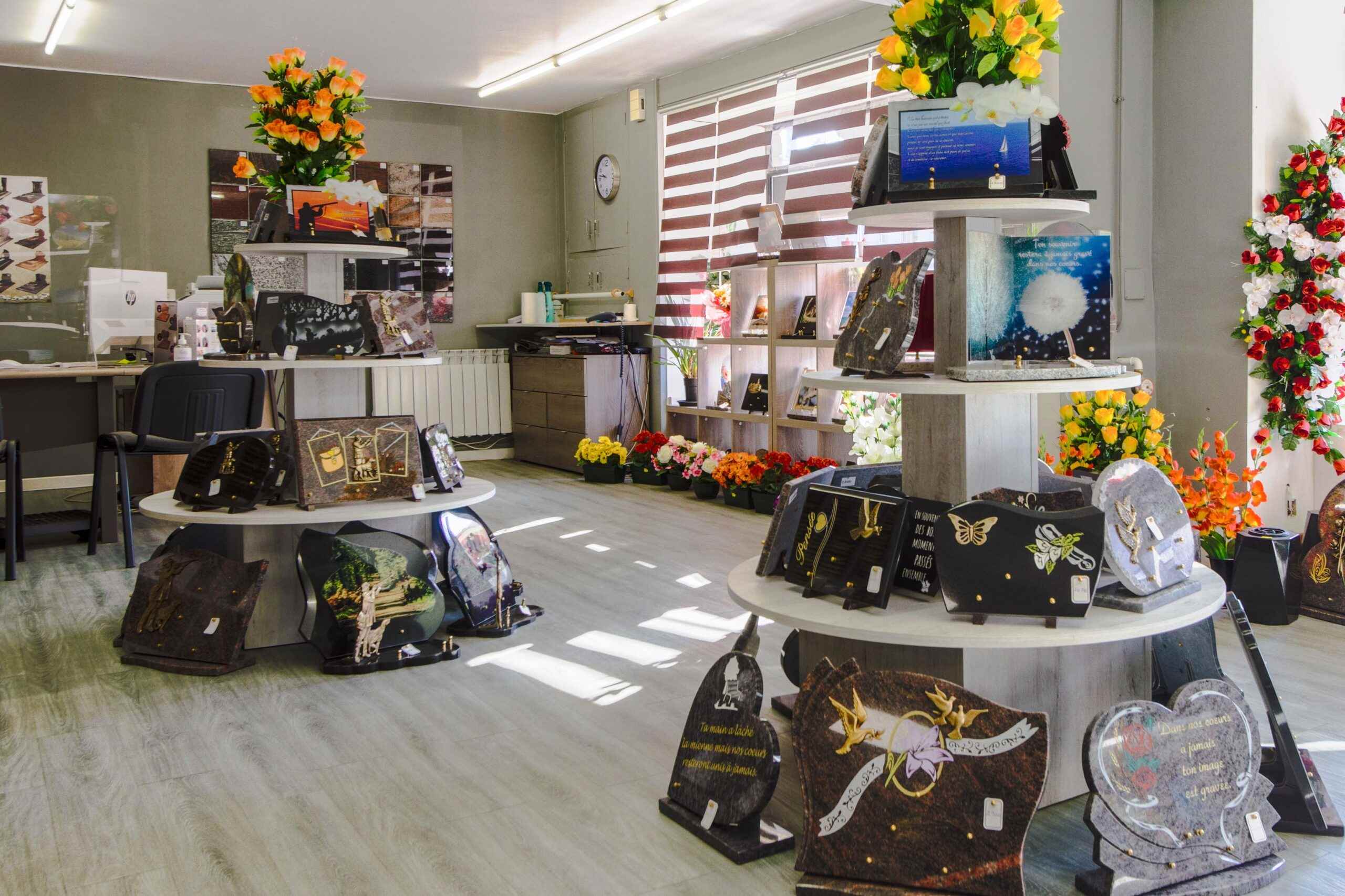 differentes plaques funeraires et bouquets