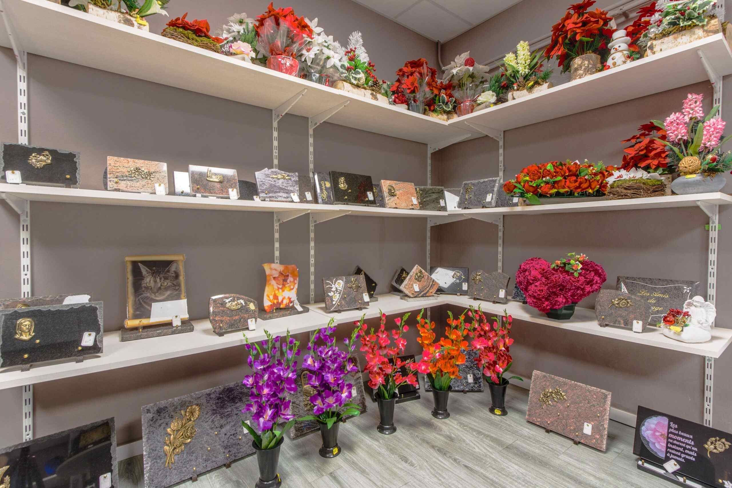 plaques et bouquets des fleurs