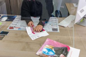 fleurs dans un vase dans un cimetiere