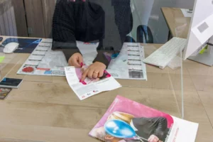 Conseillère Simplifia présentant les démarches après obsèques au bureau.